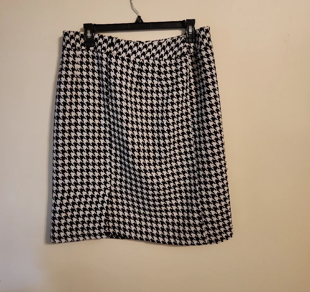 Chadwicks Black and White Houndstooth Pencil Skirt